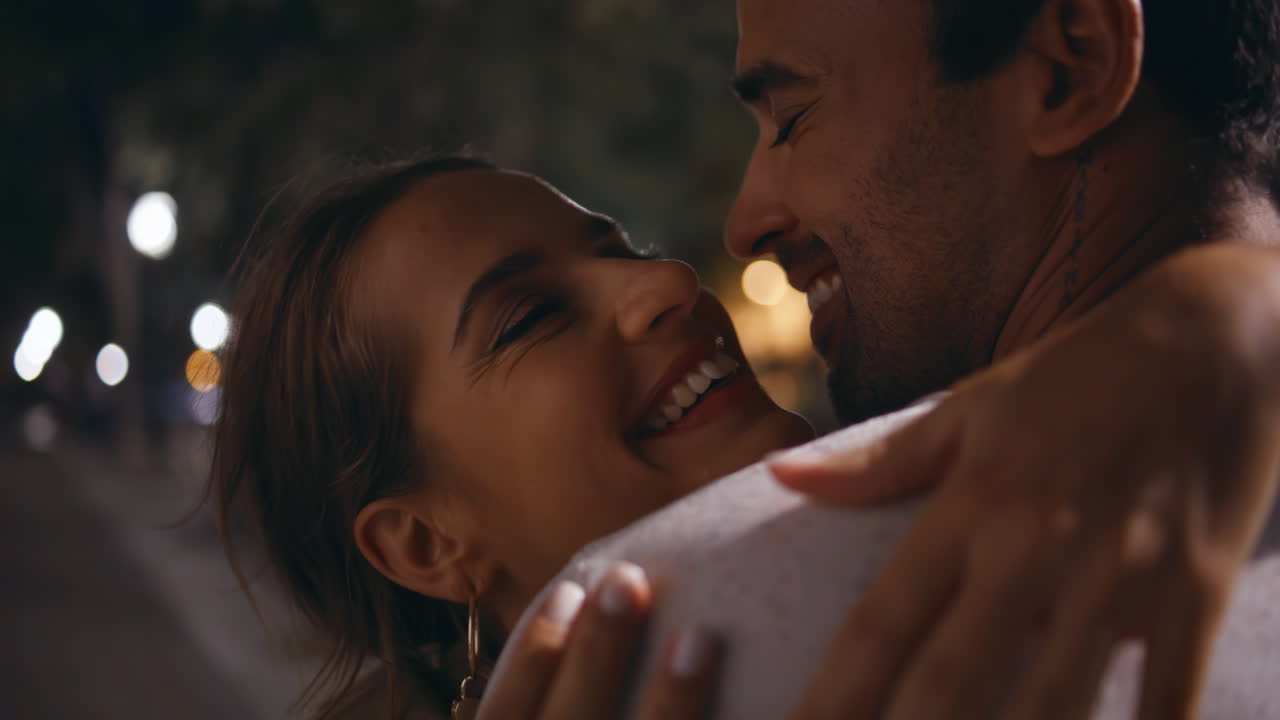 mujer amorosa susurrando chico hablando palabras en la fecha de primer plano. personas apasionadas abrazar