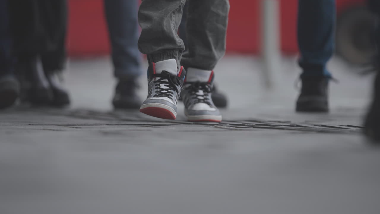 personas caminando por una calle de la ciudad
