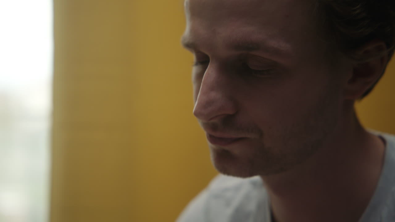 Primo piano di un uomo in preda a disagio emotivo