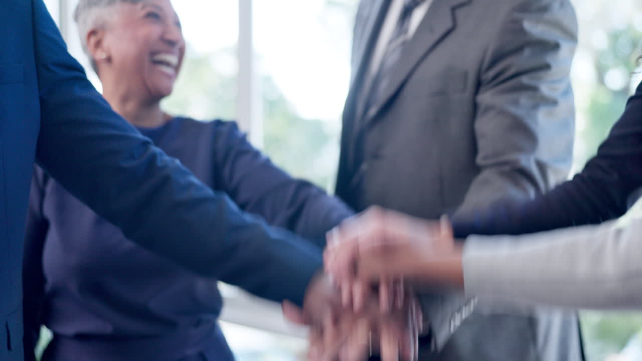 사업가 여러분, 손을 잡으세요.