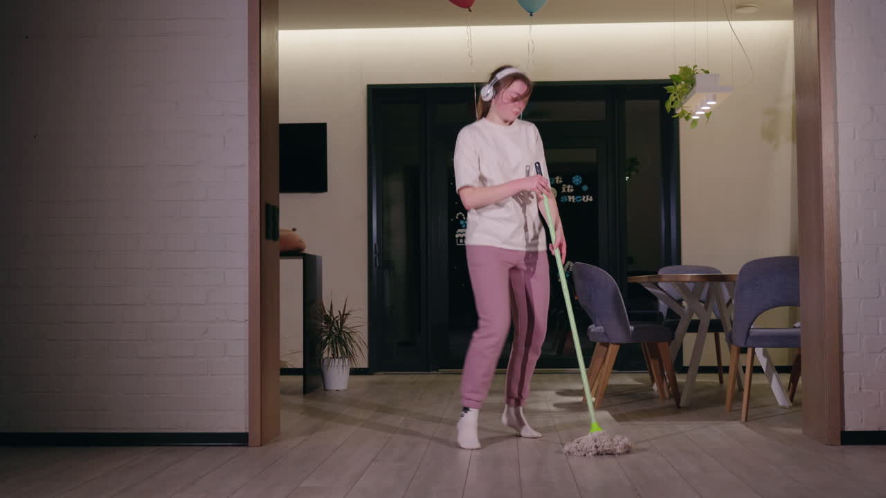 mujer limpiando y bailando