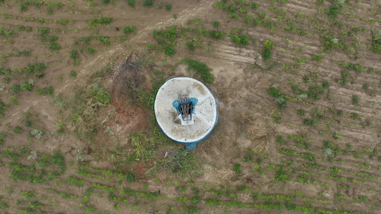 Veduta aerea dall'alto di un pozzo abbandonato in una terra arida del Tharparkar in Pakistan