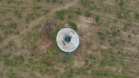 Toma-Aérea-Superior-De-Un-Pozo-Abandonado-En-Una-Tierra-árida-De-Tharparkar-En-Pakistán