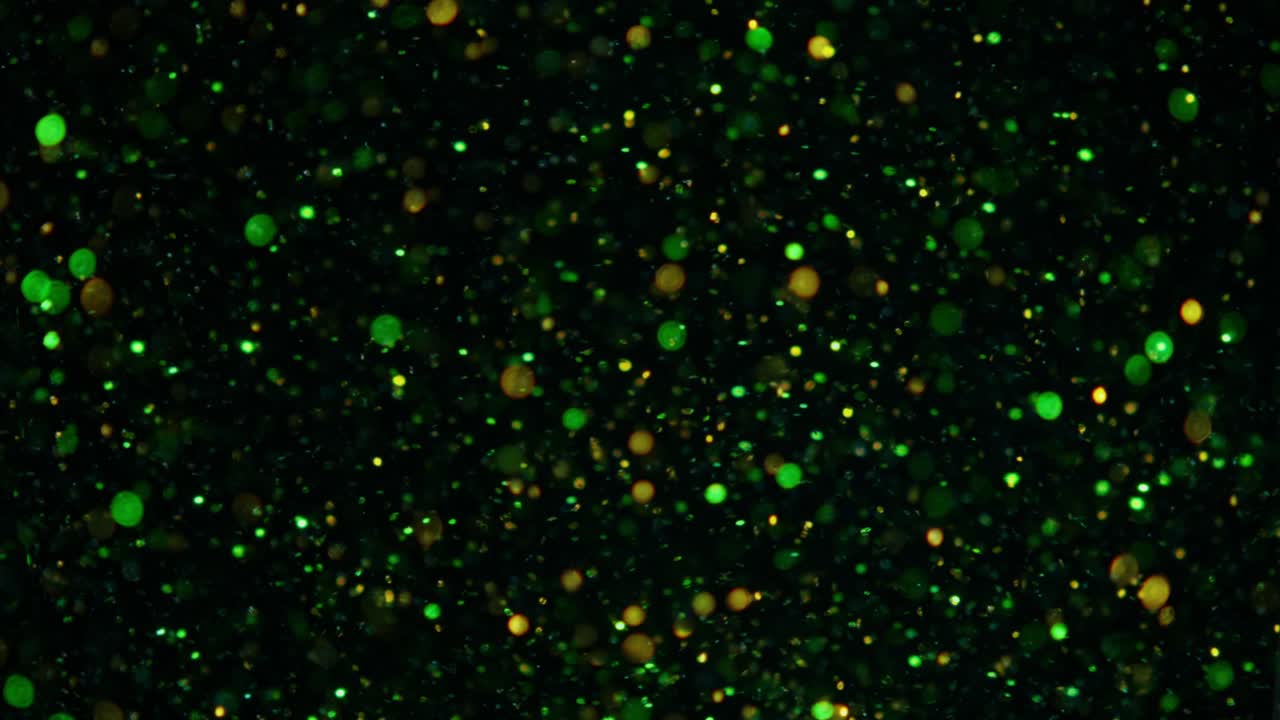 como una escena de un laboratorio de ciencias, partículas bailando en el agua, en cámara lenta