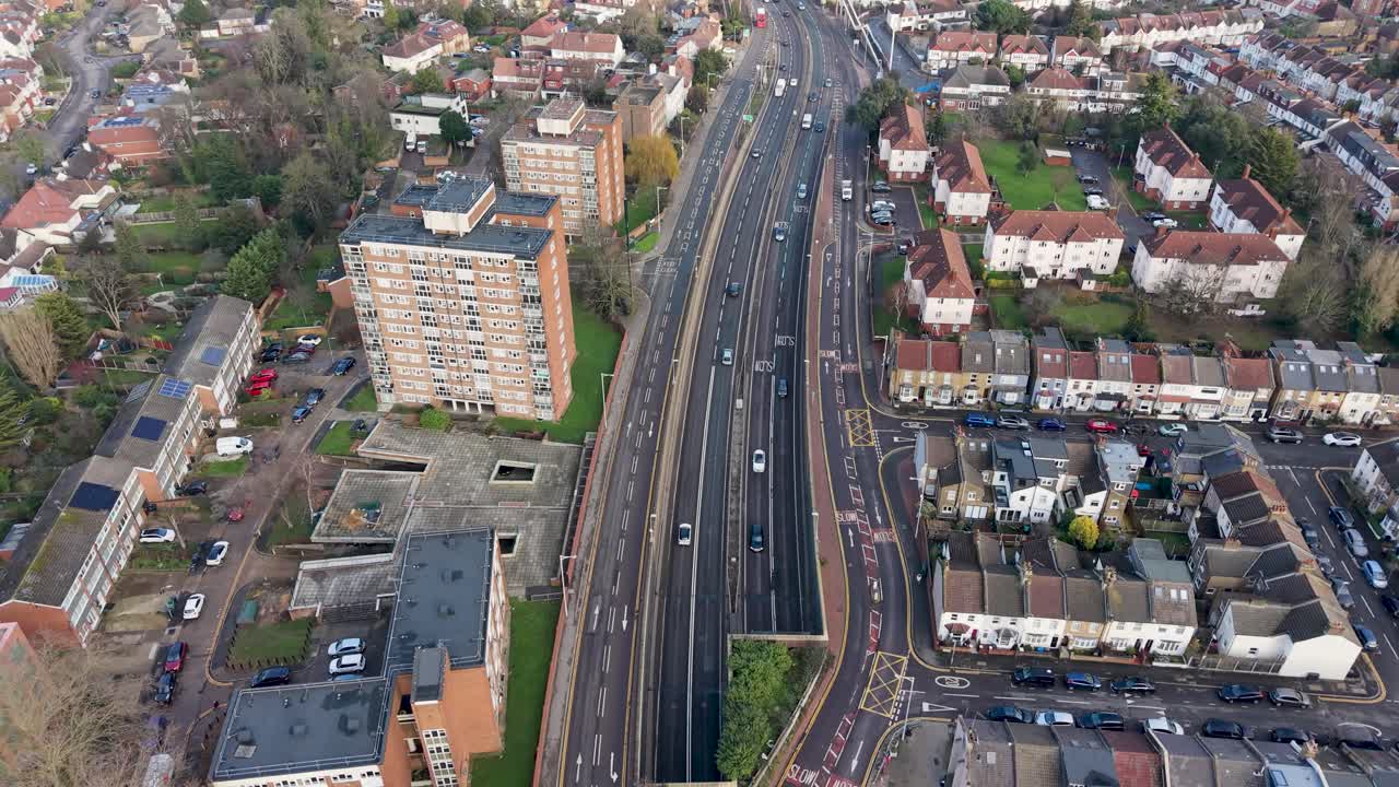 Drohnenfahrt rückwärts am A12 George Green Tunnel, mit ein- und ausfahrendem Verkehr