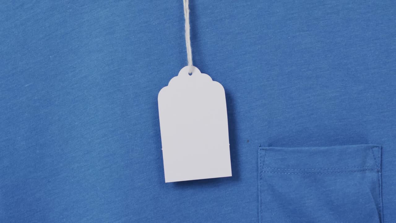 video di maglietta blu con tag e spazio di copia su sfondo bianco