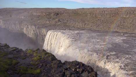 Dettifoss-Island-Einer-Der-Bemerkenswertesten-Wasserfälle-Der-Welt-Mit-Regenbogen