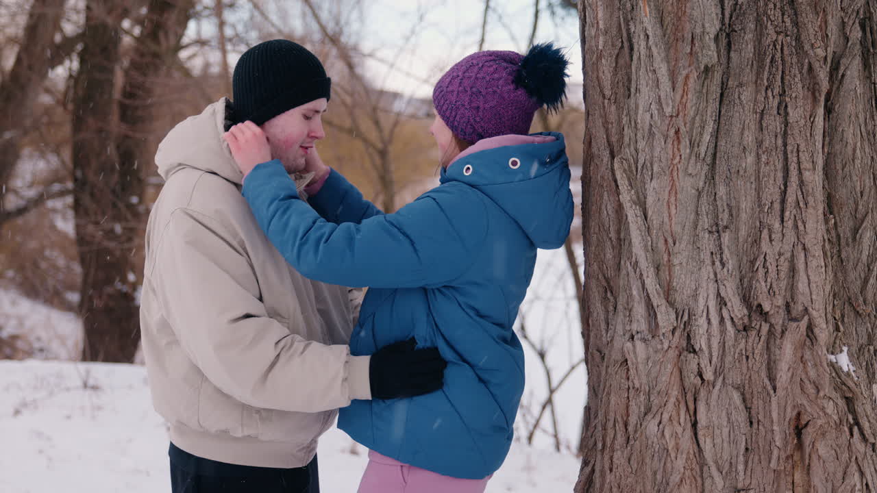 una pareja disfrutando de un día de nieve.
