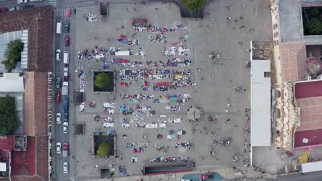 la antena muestra un mercado ocupado frente a la diócesis de san cristobal de las casas, tiro estático, chiapas, méxico