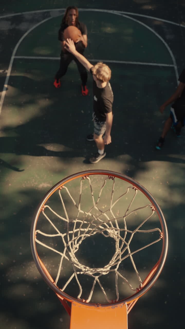 partita di basket in campo all'aperto