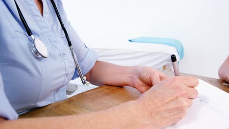 paciente consultando a un médico