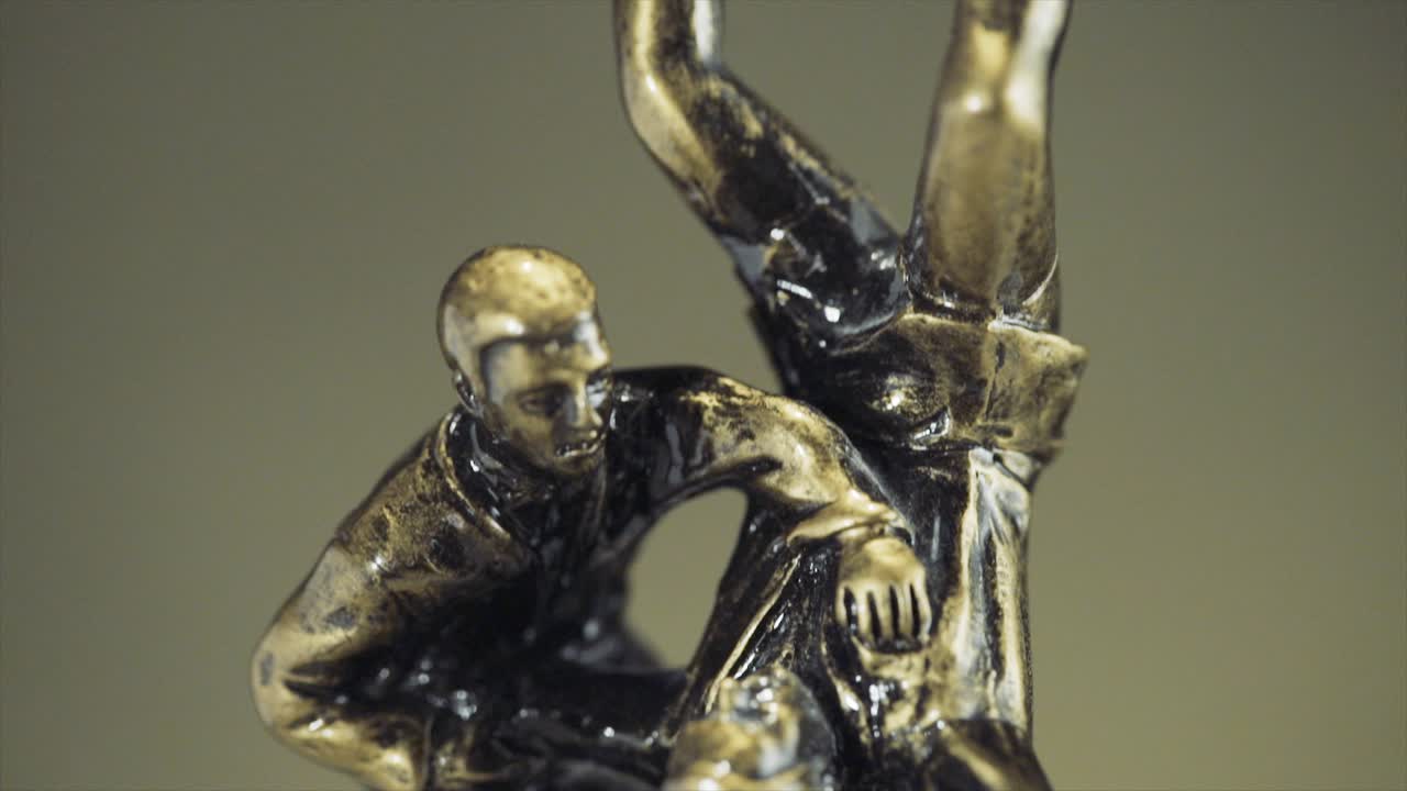 estatuilla de bronce del trofeo de rugby