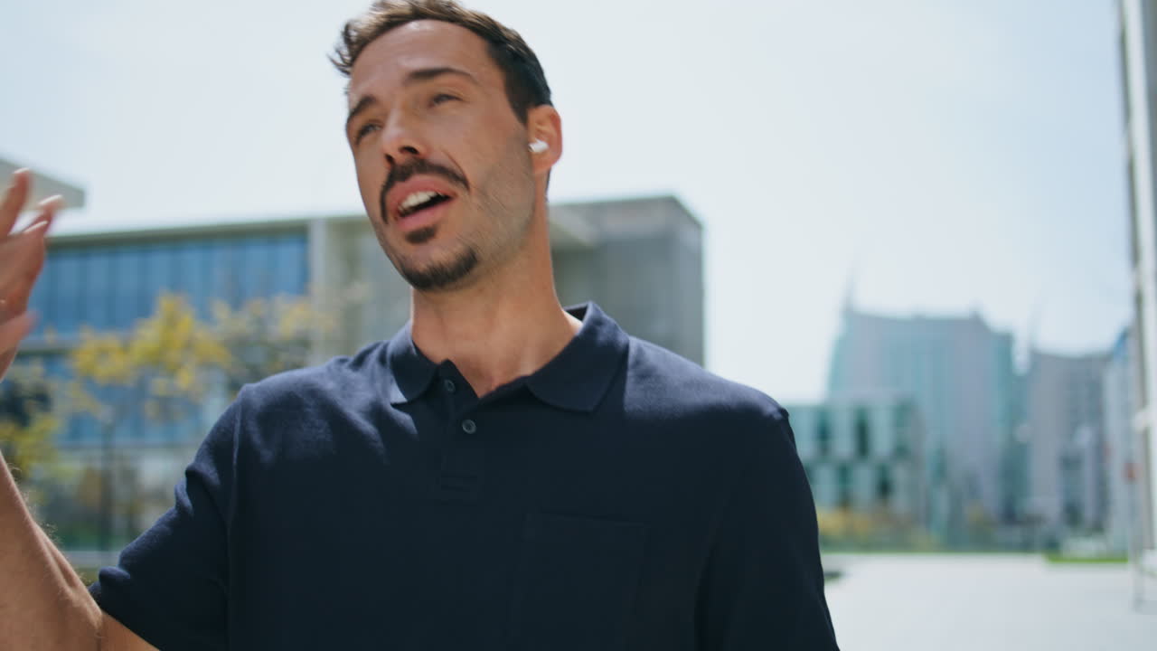 사업가 헤드폰 전화 는 니 스트리트 클로즈업. 남자 몸짓 손