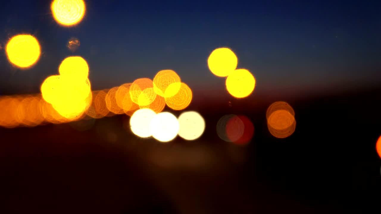 semáforos de la carretera nocturna de la ciudad