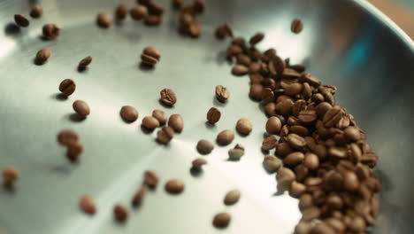 semillas de café asadas en una sartén a cámara lenta. granos de café asados.