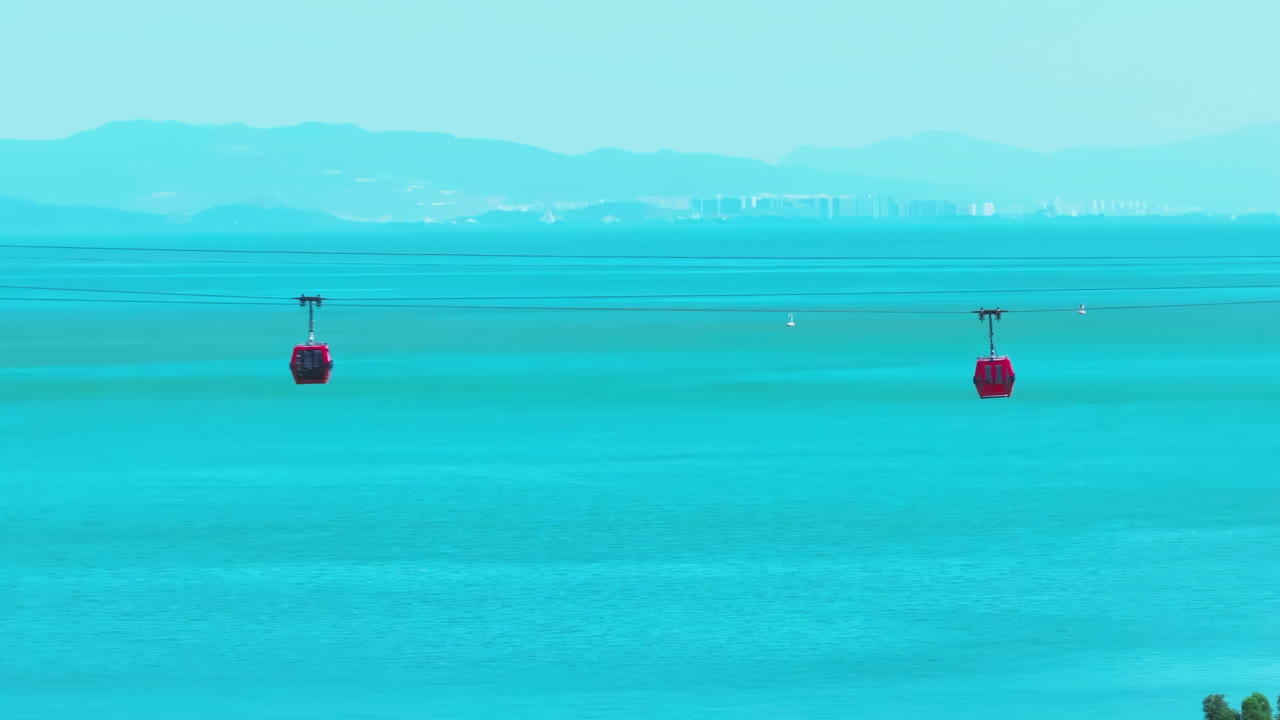 굴곡 언덕, 반이는 장엄한 호수, 경치 좋은 산, 숲, 그리고 케이블카의 파노라마 보라를 통해 매혹적인 드러내는 곤돌라