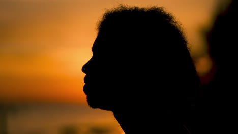 la silhouette d'un homme au coucher du soleil