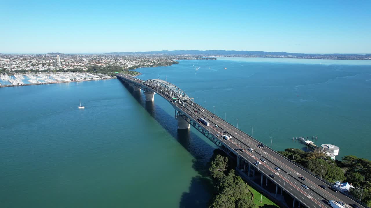 puente del puerto de auckland con la ciudad en el fondo en nueva zelanda - toma aérea de dron