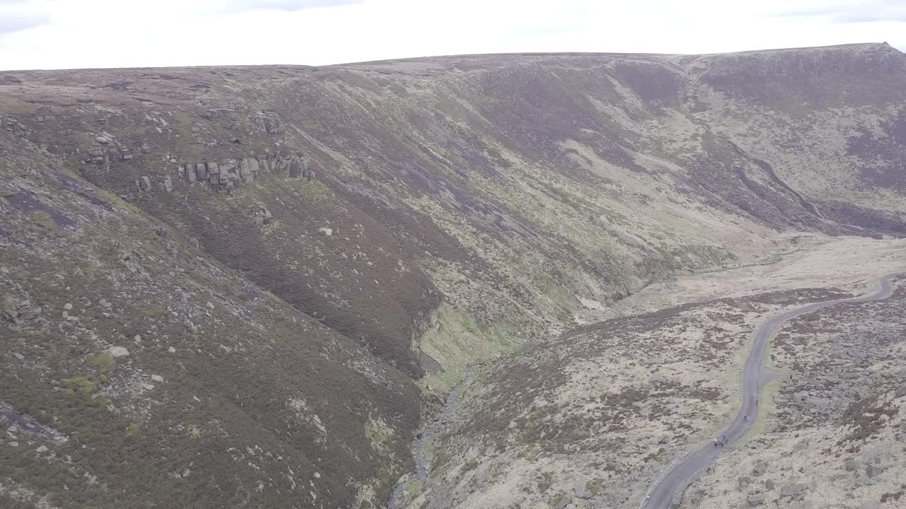 vuelo de menor altura a lo largo de greenfield brook cerca de dove stones manchester