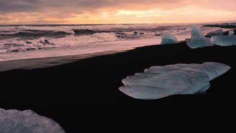 Playa-De-Diamantes-En-El-Sur-De-Islandia-Filmada-Con-Diferentes-ángulos-Y-Movimientos-Cinematográficos-En-4k