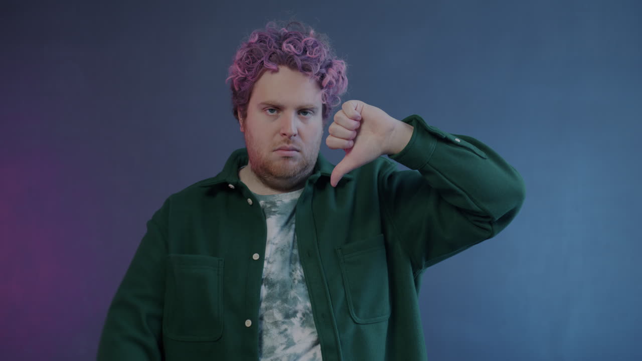 человек с большим пальцем вниз