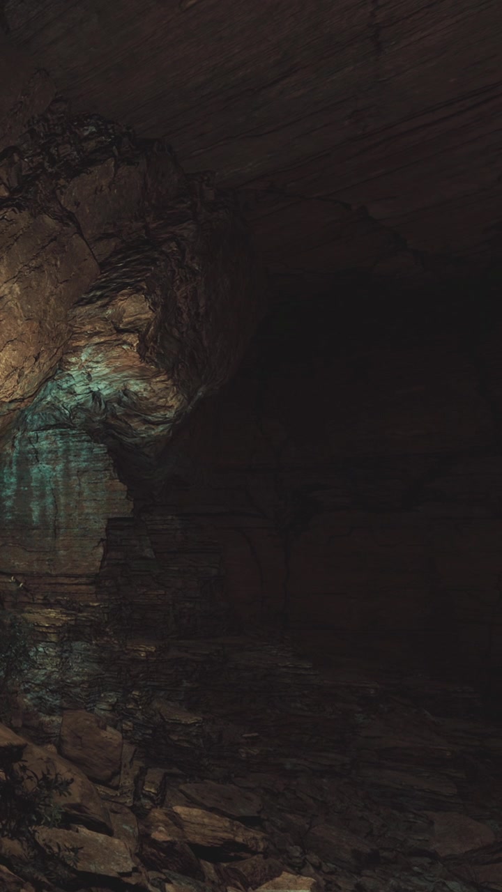 Interno di una grotta con riflessi d'acqua e superfici rocciose alla luce naturale