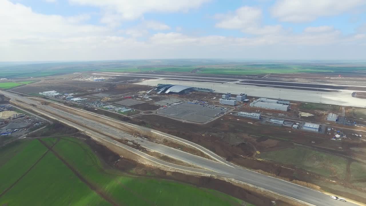 vista aérea de un aeropuerto en construcción