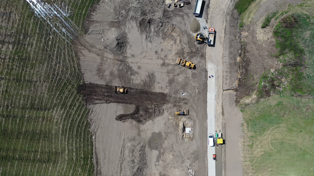 bulldozer amarillo trabajando en la construcción de carreteras