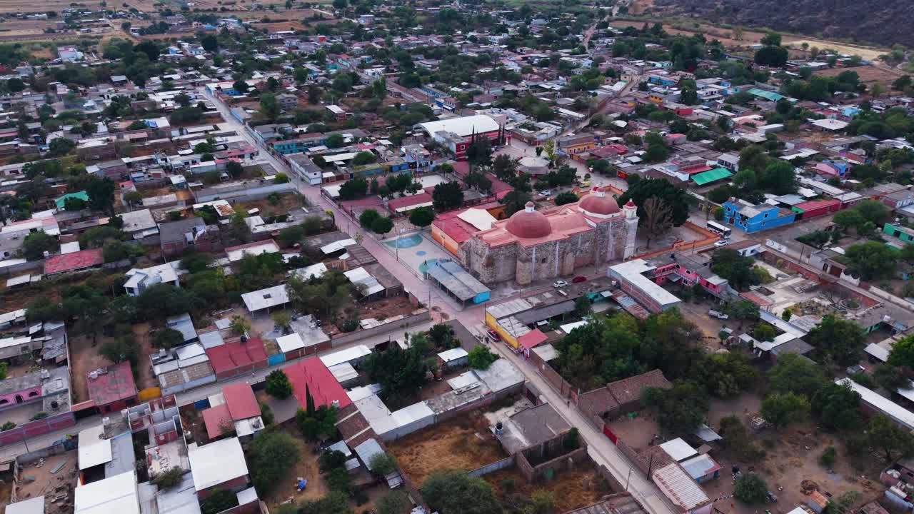 Panorama aereo di una comunità zapoteca nelle Valli Centrali di Oaxaca