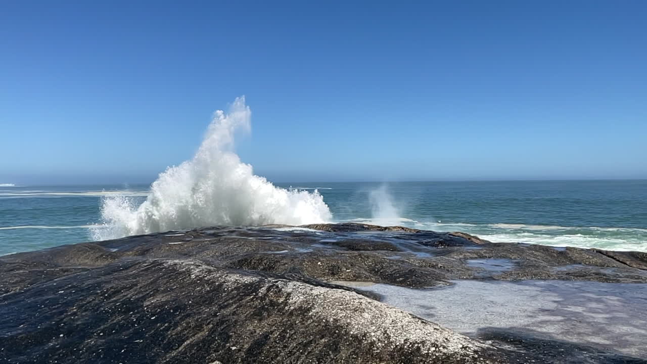 olas rompiendo en la playa de sandy bay, ciudad del cabo, sudáfrica - cámara lenta