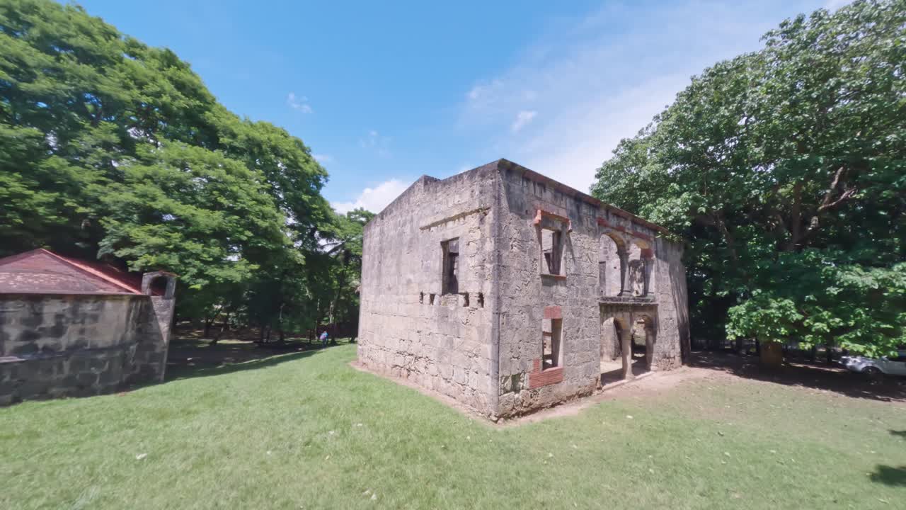 도미니카 공화국 에 있는 엔지우스 엔고메 의 폐허 의 fpv 촬영