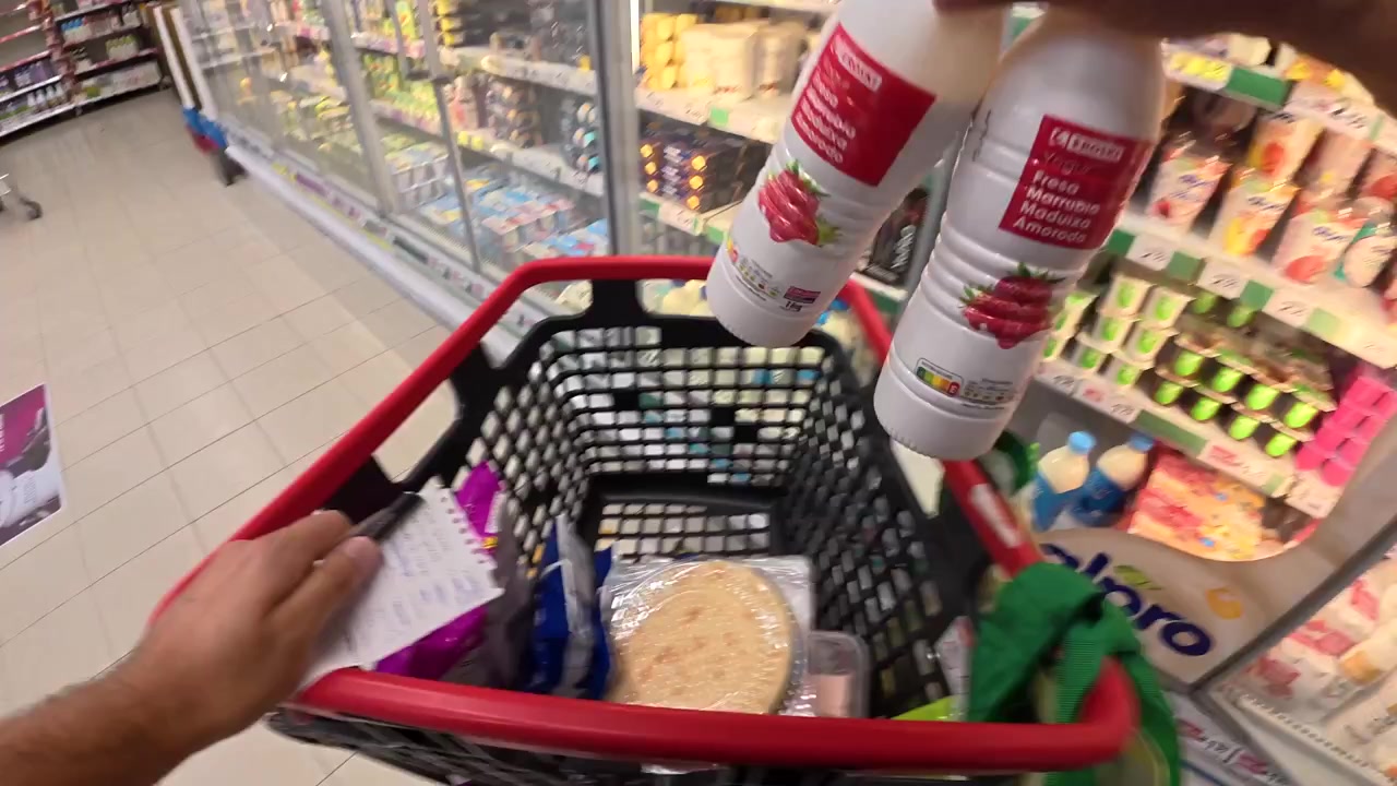 Persona che fa la spesa di prodotti lattiero-caseari in un supermercato