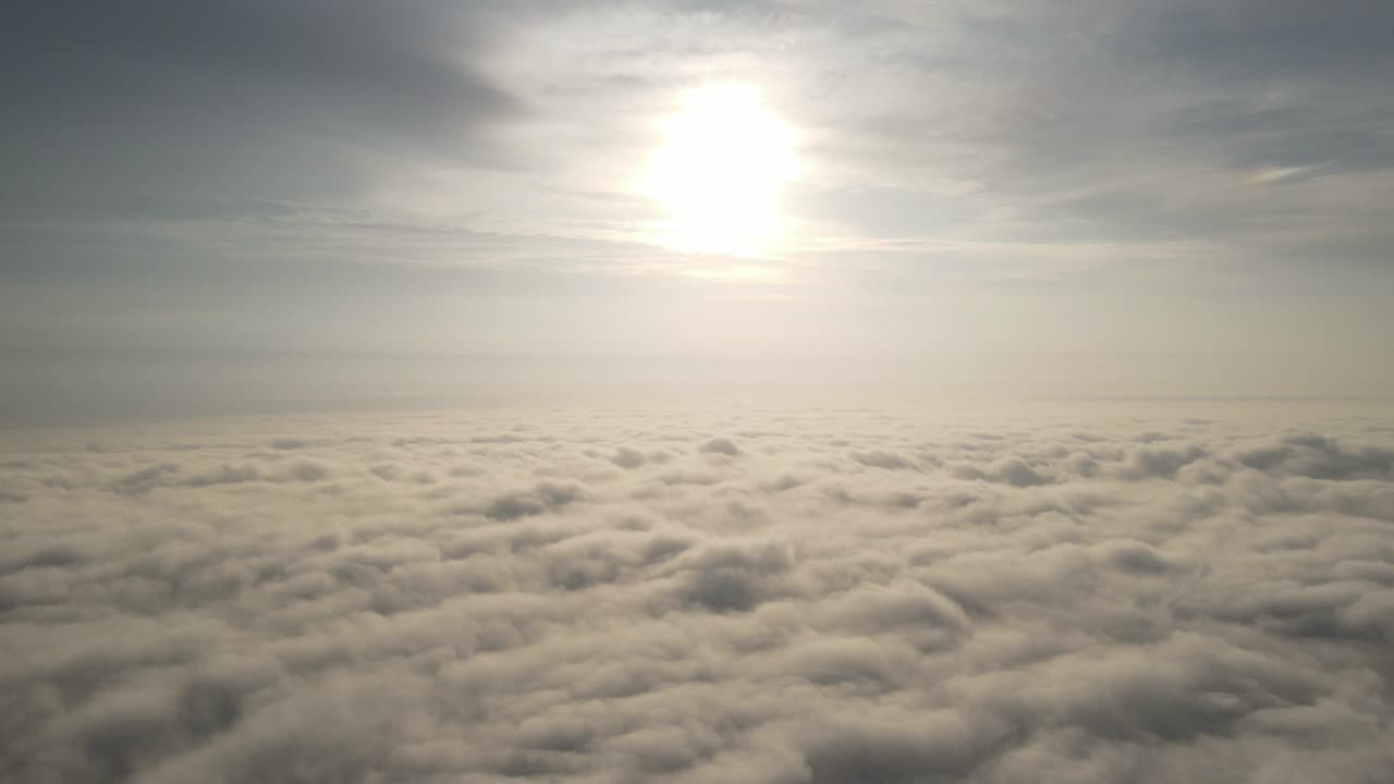 Timelapse aereo con drone sopra le nuvole, con il sole che tramonta e le nuvole in movimento