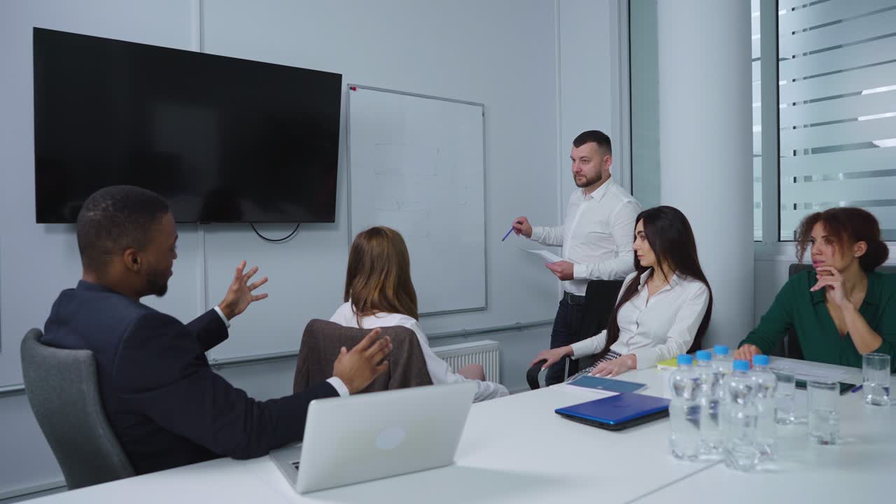 hombre de negocios dando una presentación en flipchart en una reunión