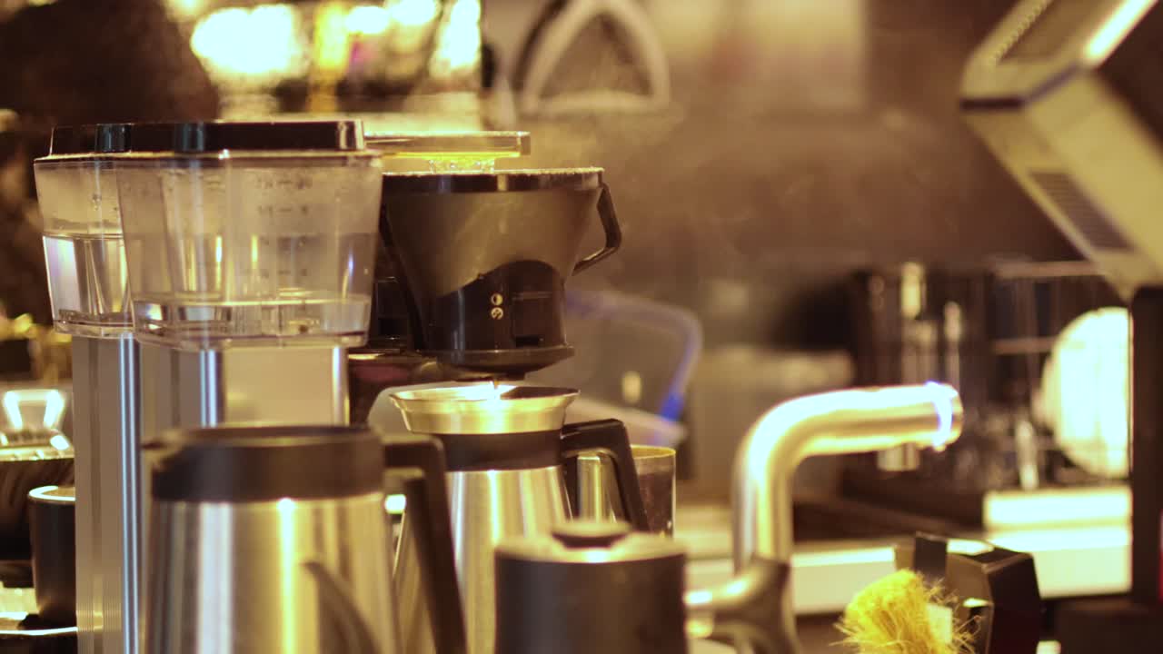 la máquina de espresso vaporizando en una cafetería ocupada
