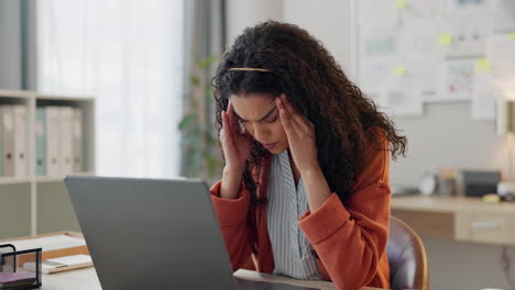 Frustrierte-Frau,-Laptop-Und-Kopfschmerzen-Bei-Burnout