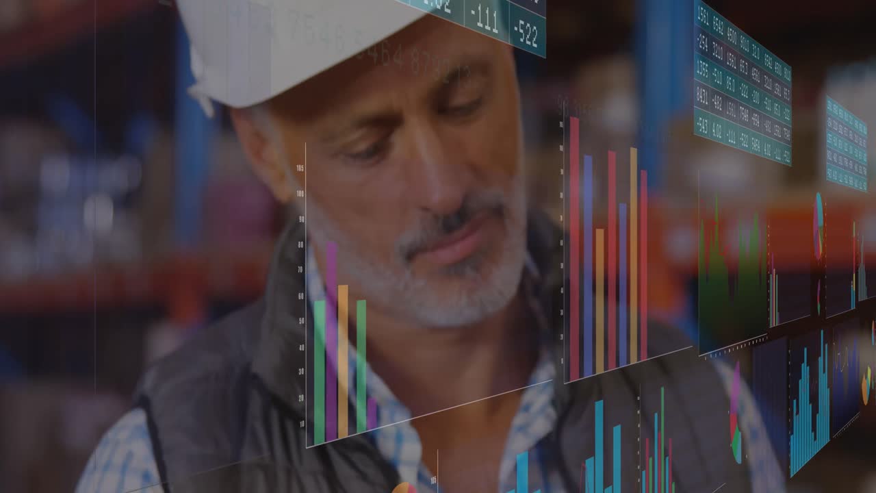 animación de múltiples gráficos y gráficos de números sobre el hombre caucásico escribiendo en el bloc de notas en el almacén