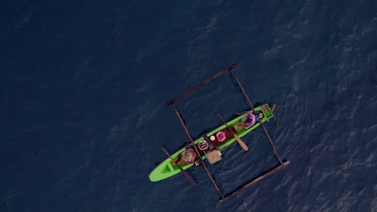 Fiskere på Det indiske hav ved soloppgang, Sumba-øya