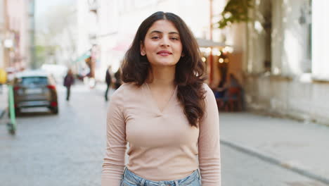 Feliz-Mujer-India-Sonriendo-Mirando-Hacia-Otro-Lado-Soñando-Descansando-Buenas-Noticias-Sentirse-Satisfecho-En-Las-Calles-De-La-Ciudad