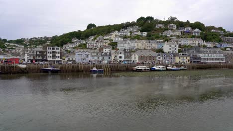 toma panorámica lenta que muestra la histórica ciudad pesquera de looe en cornualles, inglaterra, reino unido