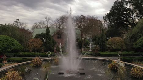 Fuente-De-Agua-Y-Jardín-En-La-Casa-Houmas-En-Darrow,-Louisiana