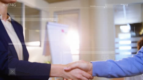 animación de procesamiento de datos sobre colegas caucásicos estrechando la mano en la oficina