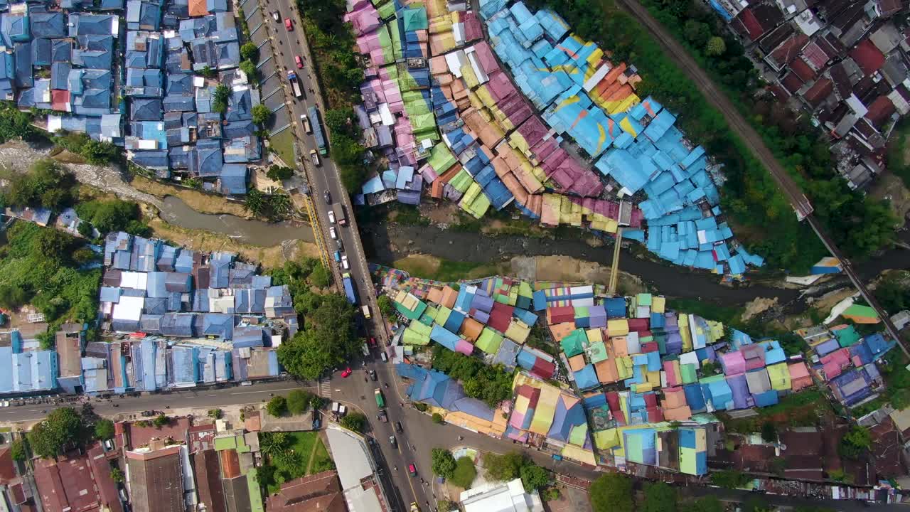 colorido suburbio de la aldea de malang jodipan, java oriental, indonesia, vista aérea superior