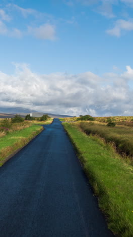 Carreteras-Pov-En-Las-Tierras-Altas-De-Escocia-En-Vertical.