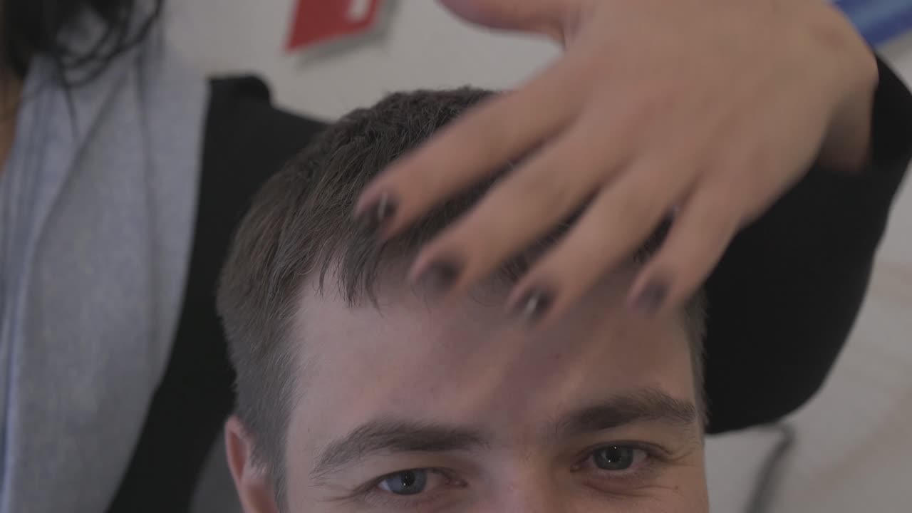 라디오 dj는 방송 스튜디오 1에서 일하면서 엔터테인먼트를합니다.