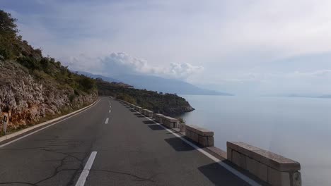 conduciendo por una carretera costera con vistas al mar en calma en dalmacia, croacia