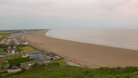 vista costera de somerset, inglaterra desde el promontorio de brean down, mostrando la playa, el mar y las casas
