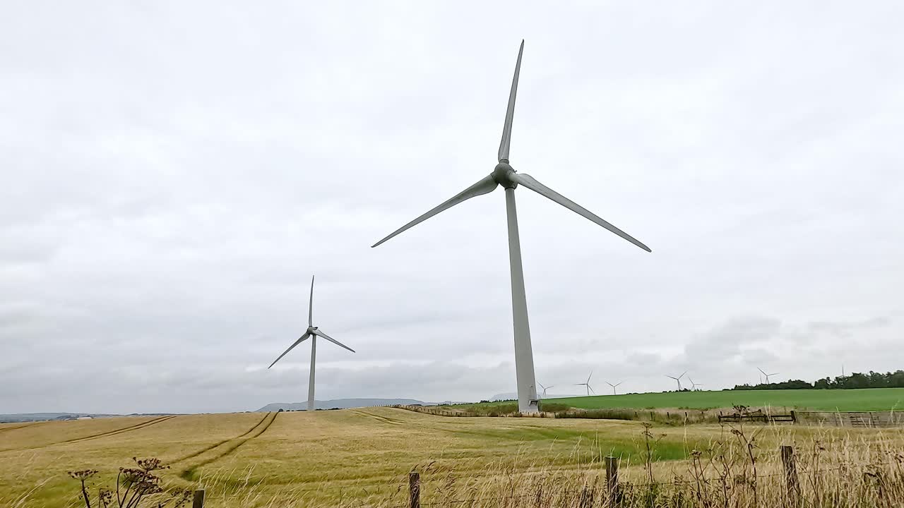 turbinas eólicas que giran en un paisaje rural