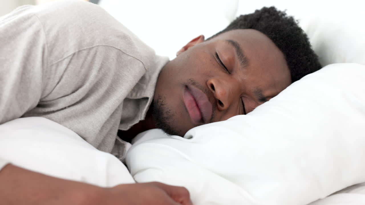 dormir, relajarse y soñar para un hombre negro en casa en la cama