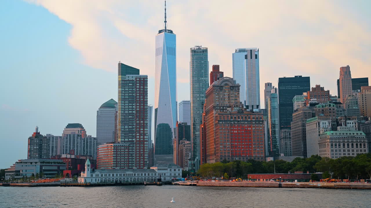 Horizonte urbano del Bajo Manhattan y One World Trade Center desde el puerto. Rascacielos del Distrito Financiero con frente marítimo y cielo despejado en Nueva York